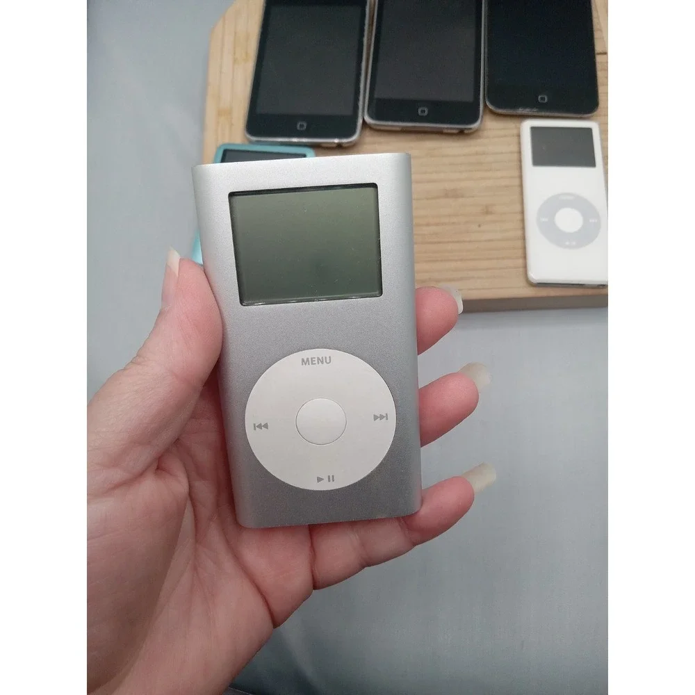 Lot Of 6 Apple Products - iPods &  BROKEN (For Parts‎ Only Locked Scratches.